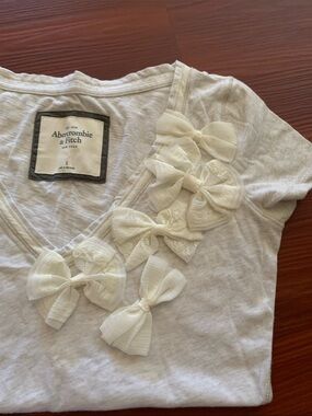 Abercrombie & Fitch Cream V-Neck Tee with Bow Accents